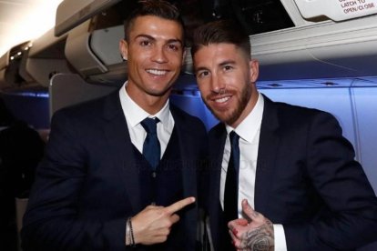 Ronaldo y Ramos, en el avión que trasladó al equipo blanco desde Madrid a Yokohama.-REAL MADRID / HELIOS DE LA RUBIA