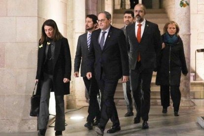 Torra y los ’consellers’, antes de celebrar el Consell Executiu extraordinario tras la inhabilitación del ’president’, este viernes.-ROBERT RAMOS