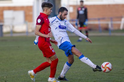 Alberto Plaza es uno de los fijos en el centro del campo del Almazán. MARIO TEJEDOR