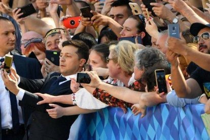 Zelenski se hace selfis antes de la ceremonia de toma de posesión de la presidencia de Ucrania.-AFP / SERGEI SUPINSKU