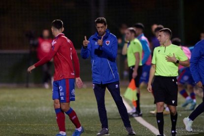 Pablo Ayuso da indicaciones a sus jugadores en el partido de Copa ante el San Juan. ÁREA 11