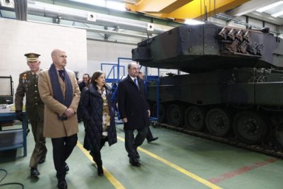 Margarita Robles durante la visita de hoy junto al presidente Javier Lambán, en la Academia Logística de Calatayud.-TWITTER GOBIERNO DE ARAGON