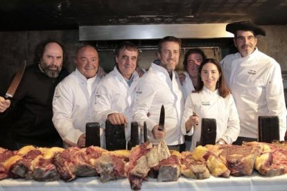 Elena Arzak, junto al alcalde de Donosti, Eneko Goia y los premiados con en Txapeldún del año. Con el cuchillo, Mikel Urmeneta, en el restaurante 1988 del grupo Sargadi.-EL PERIÓDICO