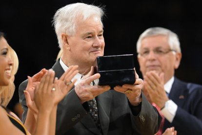 Tex Winter, recogiendo un premio-