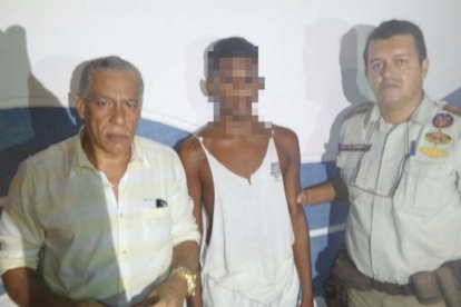 Magalhaes Santos, en la izquierda, sujeta junto a otro agente al menor detenido.-BOCAO NEWS