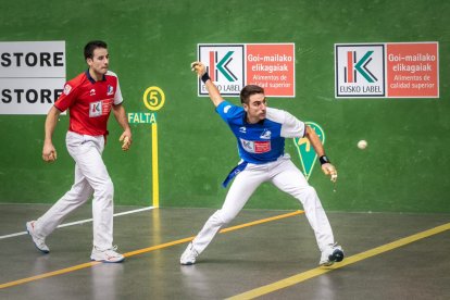 Etxeberria se dispone a golpear la pelota, ayer, en el duelo ante Darío en el frontón de La Juventud. GONZALO MONTESEGURO