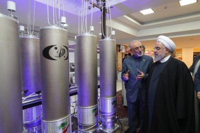 Fotografía de archivo realizada el 9 de abril de 2019 que muestra al presidente iraní, Hasán Rohaní, durante una visita a la organización de tecnología nuclear Ali Akbar Salehila en Teherán.-PRESIDENCIA IRANÍ