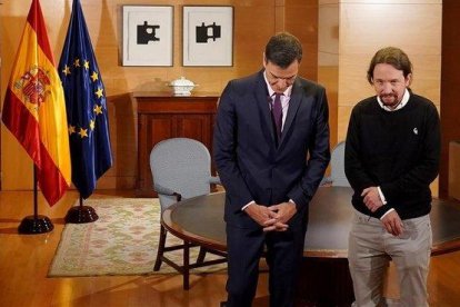 Pedro Sánchez y Pablo Iglesias, durante una reunión en el Congreso el pasado 11 de junio.-JOSÉ LUIS ROCA