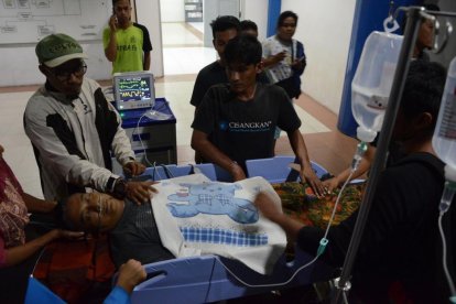 Evacuación de un paciente en un hospital de Padang (zona occidental de Sumatra) tras un terremoto.-RUS AKBAR (AFP)