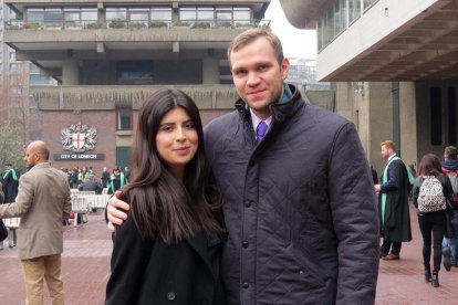 Fotografía difundida por la familia de Matthew Hedges, al que se ve junto a su pareja.-AFP