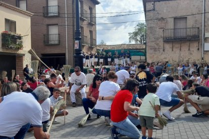 Participantes en el baile de la escoba.- ANA HERNANDO