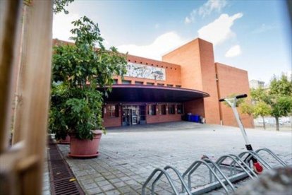 Fachada del colegio público Joan Abelló de Mollet del Vallès, donde el maestro trabajó varios años.-NÚRIA PUENTES