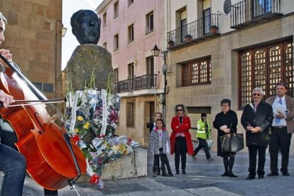 Homenaje de la Fundación Antonio Machado en 2019, en la plaza del Vergel de Soria. HDS