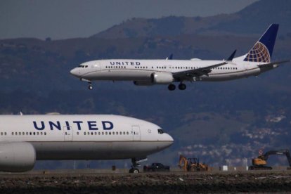 Dos aviones fabricados por Boeing.-