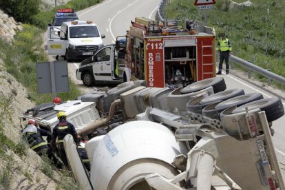 Estado en el que quedó el camión hormigonera tras volcar en las inmediaciones de Rello.-LUIS ÁNGEL TEJEDOR