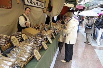 Puesto de productos gastronómicos tradicionales, ayer en el Collado.-