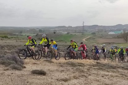 Los participantes en plena ruta del Camino del Cid. ANA HERNANDO