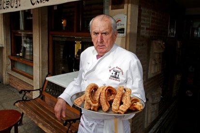 José Luis Jiménez, ‘Gari’, suma ya más de 51 años al frente del Mesón Castellano como emblema de la cocina tradicional de la tierra y punto de encuentro de la sociedad soriana y nacional. | E.M.