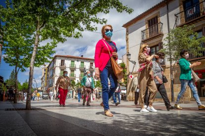 Personas paseando por Marqués de Vadillo con mascarilla en una imagen de archivo. MARIO TEJEDOR