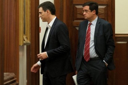 Pedro Sánchez y Óscar López, en una imagen de archivo-EL MUNDO