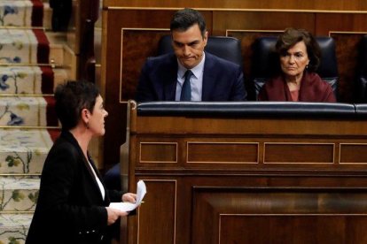 La portavoz de EH Bildu Mertxe Aizpurua (izquierda) tras su intervención en el Congreso de los Diputados.-JUAN CARLOS HDALGO (EFE)