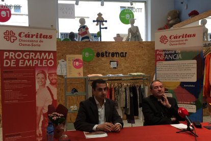 El director de Cáritas, Alberto Martín, y el obispo de Osma-Soria, Abilio Martínez. M.H.