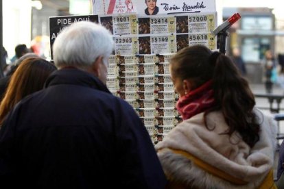 Varias personas adquieren décimos de Lotería de Navidad.-HDS