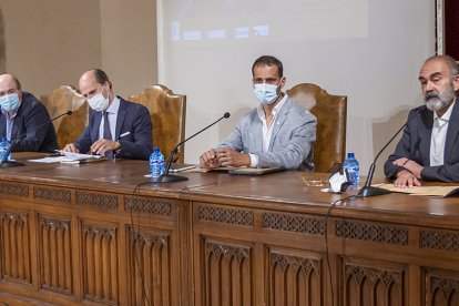 Inauguración del congreso ‘José Jiménez Lozano o la libertad de la escritura’, ayer en el Aula Magna. MARIO TEJEDOR