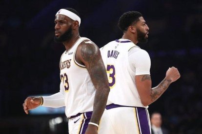 Lebron James y Anthony Davis, en un partido de la pretemporada de los Lakers-SEAN M HAFFEY (AFP)