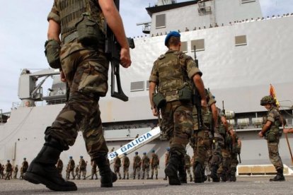 Soldados del Ejército de Tierra se embarcan en un buque de la Armada en la base de Rota.-EFE / JARO MUÑOZ