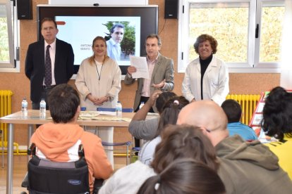 Presentación del cuento 'Evita' en el Centro de Educación Especial Santa Isabel. HDS