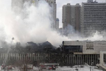 La biblioteca universitaria de la Academia Rusa de las Ciencias en llamas este sábado en Moscú.-Foto:   AP PHOTO / PAVEL GOLOVKIN