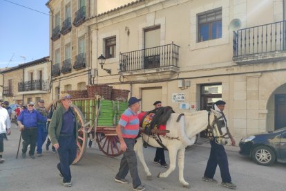 Traslado del vino a la casa lagar de Langa. A.H.