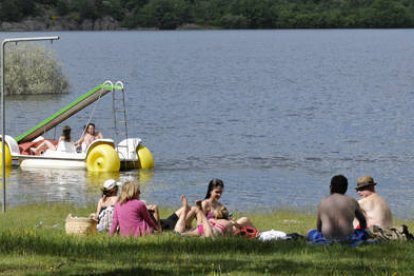 Bañistas este fin de semana en Playa Pita. / DIEGO MAYOR-