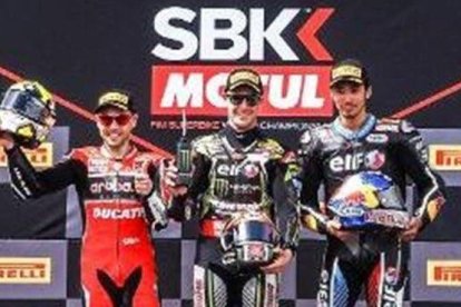 Álvaro Bautista, Jonathan Rea y Toprak Razgatlioglu, de izquierda a derecha, en el podio de hoy en Ímola (Italia).-MUNDIAL DE SUPERBIKES