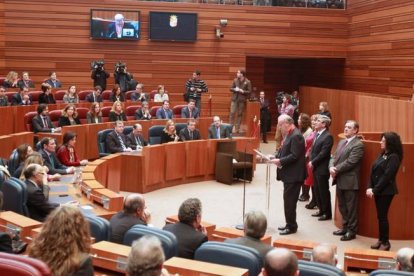 Del Bosque agradece la concesión de la Medalla de Oro a los representantes políticos, económicos y sociales, reunidos ayer en las Cortes, para conmemorar el Estatuto. / J. M. LOSTAU-