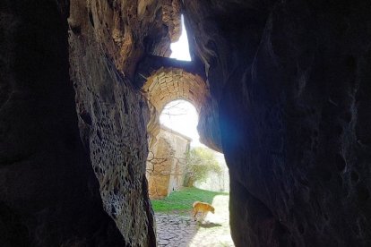 La<strong> cueva de la Santa Cruz, en Conquezuela (Miño de Mecinaceli) </strong>tiene un carácter sagrado al menos desde la Edad del Bronce. En ella hay <strong>grabados prehistóricos</strong> (cazoletas y figuras humanas esquemáticas) que reflejan los<strong> rituales sagrados</strong> prehistóricos. Hay quienes afirman que los <strong>celtíberos</strong> también consideraron sagrado el lugar y allí que dejaron un <strong>altar de sacrificios, </strong>pero la realidad es que lo que se señala como altar son unas escaleras talladas en la piedra a mediados del siglo XX para colocar a los músicos en las fiestas del pueblo. La gruta, en la que hay un manantial, también fue dedicada al culto cristiano a partir de la<strong> Edad Media,</strong> cuando se construyó una bóveda. Las fotografías siguen una<strong> ruta </strong>desde Miño de Medinaceli hasta la Ermita de la Virgen de la Santa Cruz, en Conquezuela, con parada en el <strong>abrigo de la Dehesa o de Carlos Álvarez </strong>(su descubridor) con <strong>pinturas prehistóricas.</strong>