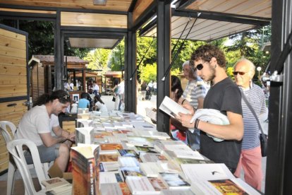 Un hombre observa los libros expuestos.-Valentín Guisande