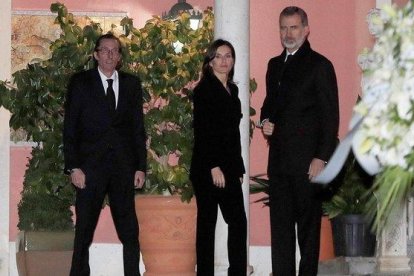 Los Reyes, Felipe y Letizia, a su llegada a la capilla ardiente, este miércoles por la tarde.-