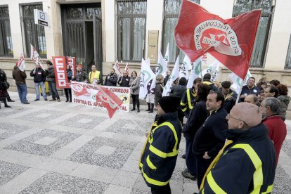 Un grupo de trabajadores se manifiesta ayer en las puertas de Correos contra el nuevo proyecto de Ley Postal. / ÚRSULA SIERRA-