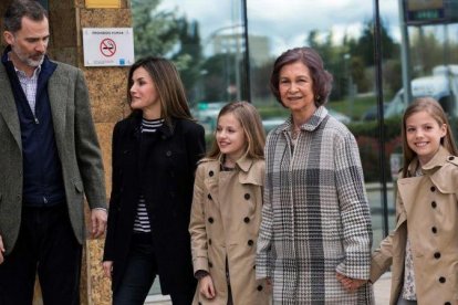 Felipe y Letizia, acompañados por la reina Sofia, la princesa Leonor y la infanta Sofia a su llegada a la clínica.-EFE / SANTI DONAIRE