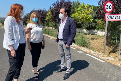A la derecha, el presidente de la Diputación durante la visita a la carretera.-HDS