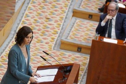 La candidata a la presidencia de la Comunidad de Madrid, Isabel Díaz Ayuso, y el líder del PSOE madrileño, Ángel Gabilondo, en el debate de investidura-JOSÉ LUIS ROCA