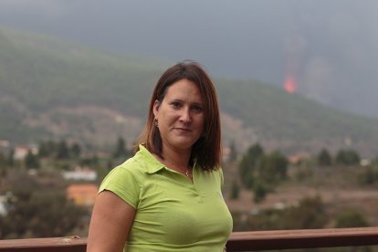 Monserrat Alejandre posa desde su jardín con el rojo de la lava a cuatro kilómetros por detrás. HDS