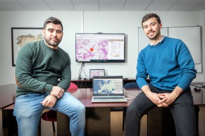 Francisco Gallego y Fernando Bezares, ingenieros de Cesefor que han trabajado en el geoportal. GONZALO MONTESEGURO