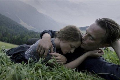 Valerie Pachner y August Diehl, en un fotograma de A hidden life, de Terrence Malick.-EFE / EPA / REINER BAJO