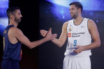 Felipe Reyes, junto a Juan Carlos Navarro, durante la presentación este lunes de la Liga Endesa-JOSE LUIS ROCA