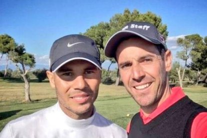 Rafa Nadal posando con gorra despúes de recortarse la melena.-EL PERIÓDICO