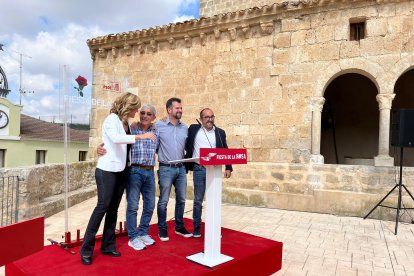 José Peñalba, en el centro, en un acto en Miño de San Esteban junto a la ministra Pilar Alegría, Luis Tudanca y Luis Rey.- HDS