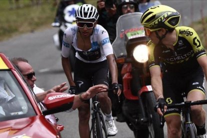 El director del Tour, Christian Prudhomme, anuncia a Simon Yates y Egan Bernal la suspensión de la etapa.-MARCO BERTORELLO (AFP)